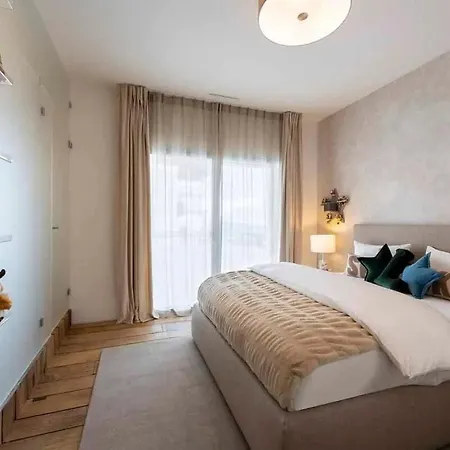 Ski In Ski Out Chalet فيلة دافوس